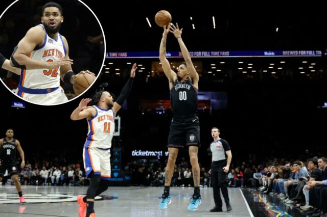Josh Minott, que marcou 22 pontos fora do banco, lança um salto sobre Jalen Brunson durante a derrota dos Nets por 93-92 para os Knicks em 20 de março de 2026 no Barclays Center.