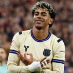 NEWCASTLE UPON TYNE, INGLATERRA - 04 DE MARÇO: Anthony Gordon do Newcastle United comemora marcar o primeiro gol de seu time de pênalti durante a partida da Premier League entre Newcastle United e Manchester United no St James 'Park em 04 de março de 2026 em Newcastle upon Tyne, Inglaterra. (Foto de George Wood/Getty Images)