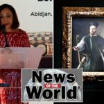 A ministra da Cultura da Costa do Marfim, Françoise Remarck, discursa em um pódio em frente a uma grande exposição com o tambor falante Djidji Ayokwe.