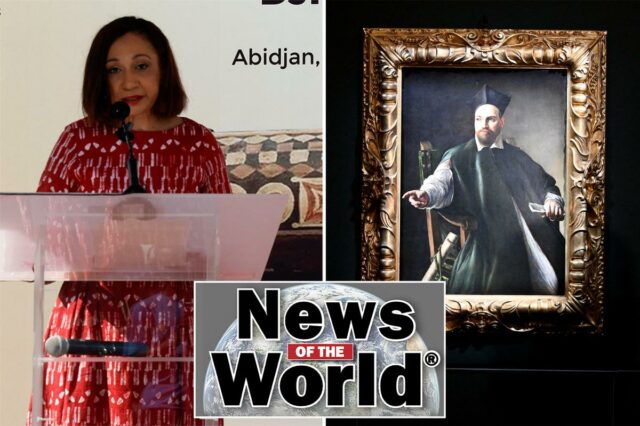 A ministra da Cultura da Costa do Marfim, Françoise Remarck, discursa em um pódio em frente a uma grande exposição com o tambor falante Djidji Ayokwe.