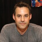Emma Caulfield prestou homenagem a Nicholas Brendon