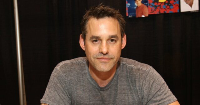 Nicholas Brendon, estrela de 'Buffy, a Caça-Vampiros', morre aos 54 Emma Caulfield prestou homenagem a Nicholas Brendon