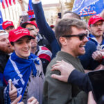 ARQUIVO - Nick Fuentes, ativista de extrema direita, realiza um comício no Capitólio de Lansing, em Lansing, Michigan, 11 de novembro de 2020. O ex-presidente Donald Trump jantou na terça-feira, 22 de novembro de 2022, em seu clube Mar-a-Lago com o rapper anteriormente conhecido como Kanye West, que agora é conhecido como Ye, assim como Nick Fuentes, que usou sua plataforma online para vomitar anti-semitas e supremacistas brancos retórica.