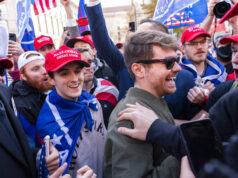 Nick Fuentes é apenas o começo do problema nazista do Partido Republicano ARQUIVO - Nick Fuentes, ativista de extrema direita, realiza um comício no Capitólio de Lansing, em Lansing, Michigan, 11 de novembro de 2020. O ex-presidente Donald Trump jantou na terça-feira, 22 de novembro de 2022, em seu clube Mar-a-Lago com o rapper anteriormente conhecido como Kanye West, que agora é conhecido como Ye, assim como Nick Fuentes, que usou sua plataforma online para vomitar anti-semitas e supremacistas brancos retórica.