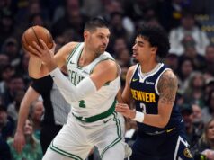 Nikola Vucevic provavelmente perderá pelo menos um mês no jogo contra lesões do Celtics O pivô do Boston Celtics, Nikola Vucevic (4), trabalhou na trave contra o guarda do Denver Nuggets, Julian Strawther (3).