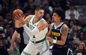 Nikola Vucevic provavelmente perderá pelo menos um mês no jogo contra lesões do Celtics O pivô do Boston Celtics, Nikola Vucevic (4), trabalhou na trave contra o guarda do Denver Nuggets, Julian Strawther (3).