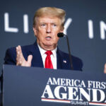 Uma espessa nuvem de fumaça sobe de uma instalação de armazenamento de petróleo atingida por um ataque americano-israelense na noite de sábado em Teerã, Irã, domingo, 8 de março de 2026. (AP Photo/Vahid Salemi)