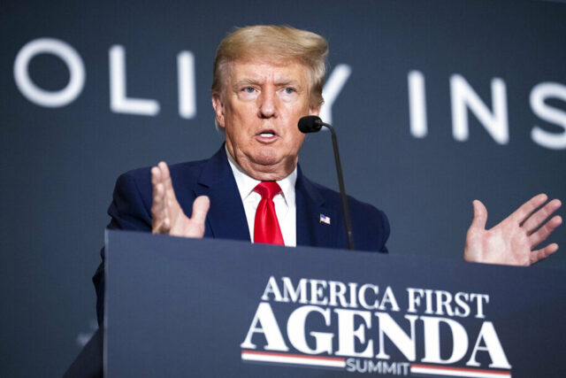 Uma espessa nuvem de fumaça sobe de uma instalação de armazenamento de petróleo atingida por um ataque americano-israelense na noite de sábado em Teerã, Irã, domingo, 8 de março de 2026. (AP Photo/Vahid Salemi)