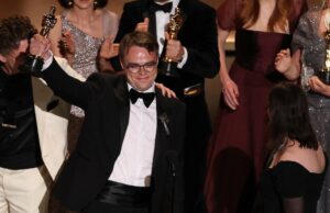 No discurso político do Oscar, ‘Sr. A equipe de Ninguém Contra Putin diz que ‘Todos nós enfrentamos uma escolha moral’: ‘Pare essas guerras agora’ No discurso político do Oscar, 'Sr. A equipe de Ninguém Contra Putin diz que 'Todos nós enfrentamos uma escolha moral': 'Pare essas guerras agora'