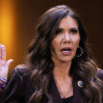 Noem fica arrasado ao ouvir: 'Seus agentes do ICE atiraram na cara deles'