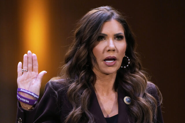 Noem fica arrasado ao ouvir: 'Seus agentes do ICE atiraram Noem fica arrasado ao ouvir: 'Seus agentes do ICE atiraram na cara deles'