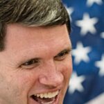 Nolte: James 'Deus não é binário' Talarico diz que exibir dez mandamentos é 'violência'