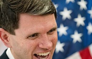 Nolte: James ‘Deus não é binário’ Talarico diz que exibir dez mandamentos é ‘violência’ Nolte: James 'Deus não é binário' Talarico diz que exibir dez mandamentos é 'violência'