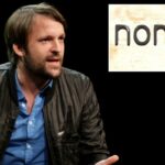 René Redzepi, chef e dono do Noma, vestindo camisa azul e avental marrom.