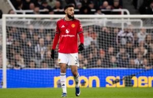 Noussair Mazraoui treina antes do confronto com o Aston Villa, apesar de temores de lesões Noussair Mazraoui treina antes do confronto com o Aston Villa, apesar de temores de lesões