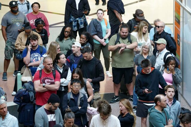 Amostras de viajantes americanos e de águas residuais nos EUA mostram que uma nova variante da Covid está se espalhando. Os pesquisadores dizem que pode escapar da proteção das vacinas atuais (Getty Images)