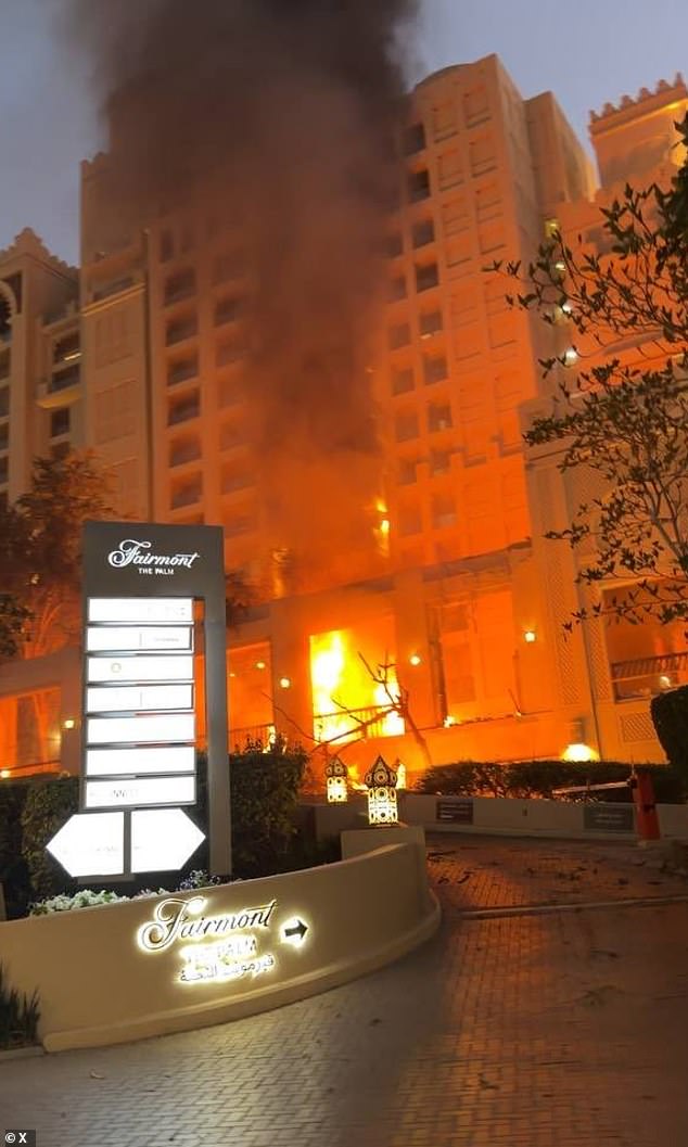 Novas explosões abalam Dubai, Doha e Abu Dhabi O hotel Fairmont Palm em Dubai foi atingido no fim de semana quando áreas turísticas foram atingidas pelo Irã
