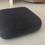 A caixa de streaming e controle remoto Onn 4K Google TV original.