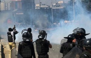 Nove mortos após centenas de ataques ao consulado dos EUA no Paquistão Nove mortos após centenas de ataques ao consulado dos EUA no Paquistão