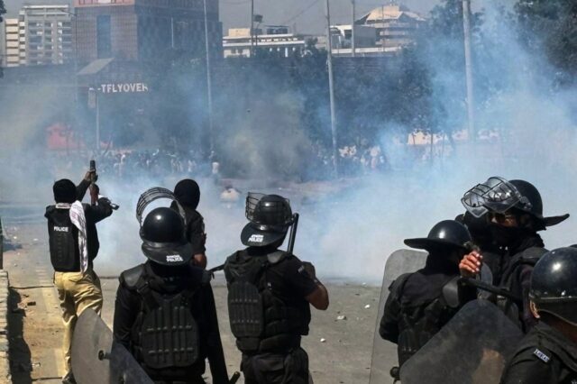 Nove mortos após centenas de ataques ao consulado dos EUA no Paquistão
