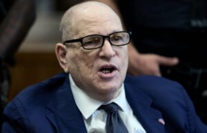 Novo julgamento de estupro de Harvey Weinstein agendado para abril Harvey Weinstein compareceu a uma audiência no tribunal criminal de Manhattan em 8 de janeiro de 2026, na cidade de Nova York. A audiência visa determinar se Weinstein receberá um novo julgamento depois de ter sido condenado pela agressão sexual de Miriam Haley, uma ex-assistente de produção, em 2006. (Curtis Means-Pool/Imagens Getty)