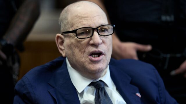 Harvey Weinstein compareceu a uma audiência no tribunal criminal de Manhattan em 8 de janeiro de 2026, na cidade de Nova York. A audiência visa determinar se Weinstein receberá um novo julgamento depois de ter sido condenado pela agressão sexual de Miriam Haley, uma ex-assistente de produção, em 2006. (Curtis Means-Pool/Imagens Getty)