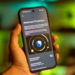 Gráfico do Android 17 apresentando o mascote do Android atrás do número 17 segurando uma esfera verde estampada.