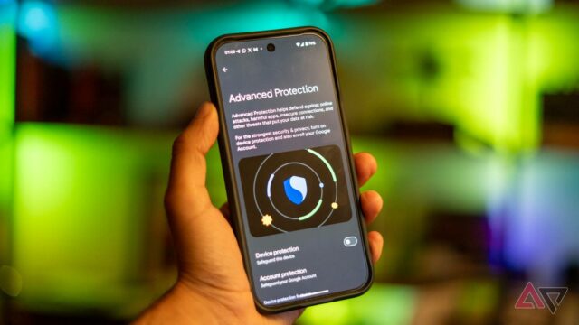 Gráfico do Android 17 apresentando o mascote do Android atrás do número 17 segurando uma esfera verde estampada.