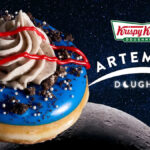 Na foto está o Artemis II Donut de edição limitada da Krispy Kreme.