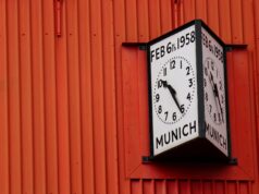 O Bayern de Munique presta homenagem ao desastre aéreo de Munique durante a visita a Old Trafford para a eliminatória da Liga dos Campeões Feminina O Bayern de Munique presta homenagem ao desastre aéreo de Munique durante a visita a Old Trafford para a eliminatória da Liga dos Campeões Feminina
