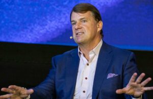 O CEO da Ford, Jim Farley, ‘absolutamente pasmo’ depois de destruir Tesla: ‘Não havíamos projetado os… carros corretamente’ O CEO da Ford, Jim Farley, 'absolutamente pasmo' depois de destruir Tesla: 'Não havíamos projetado os... carros corretamente'