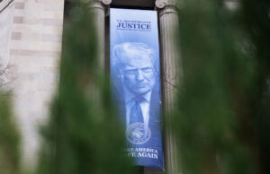 O DOJ de Trump ainda está em desordem A procuradora dos EUA, Jeanine Pirro, fala durante uma entrevista coletiva sobre acusações relacionadas ao tiroteio mortal contra funcionários da Embaixada de Israel durante uma entrevista coletiva no gabinete do Procurador-Geral do Distrito de Columbia em Washington, quinta-feira, 7 de agosto de 2025. (AP Photo/Jose Luis Magana)