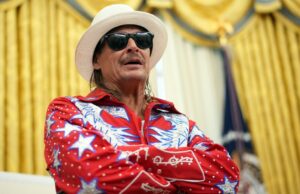 O Exército abre inquérito após sobrevôo pessoal do helicóptero Apache de Kid Rock O Exército abre inquérito após sobrevôo pessoal do helicóptero Apache de Kid Rock