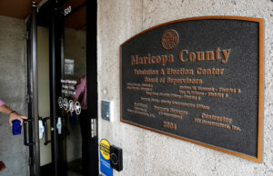 O FBI aposta tudo na conspiração eleitoral de 2020 no Arizona Desenho animado de Clay Jones