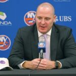 O GM Mathieu Darche do New York Islanders falando em uma coletiva de imprensa.