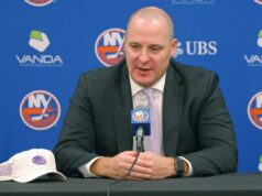 O GM dos Islanders, Mathieu Darche, não acha que o limite dos playoffs será “um problema” O GM Mathieu Darche do New York Islanders falando em uma coletiva de imprensa.