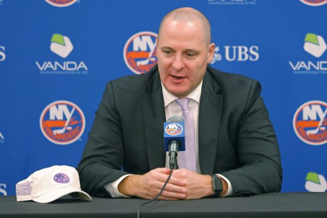 O GM Mathieu Darche do New York Islanders falando em uma coletiva de imprensa.