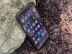 O Galaxy A36 5G da Samsung é um telefone de médio porte que agora está com um preço acessível Tela e painel traseiro do Samsung Galaxy A36 em preto