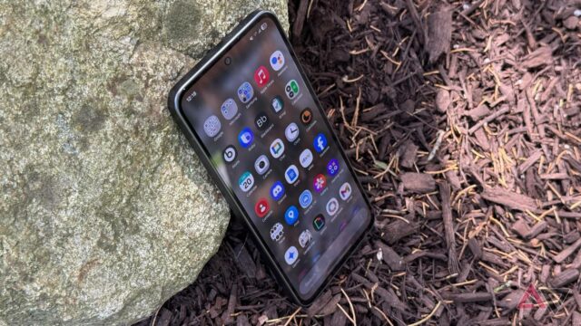 Tela e painel traseiro do Samsung Galaxy A36 em preto