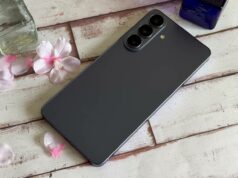 O Galaxy S26 + costumava ser a escolha intermediária segura – agora é simplesmente estranho Vários smartphones modernos com uma etiqueta vermelha de aviso de 'Aumento de preço' e notas de dólar caindo em segundo plano.