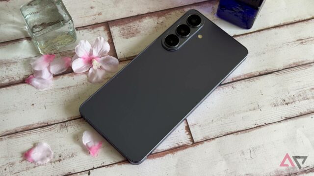 Vários smartphones modernos com uma etiqueta vermelha de aviso de 'Aumento de preço' e notas de dólar caindo em segundo plano.