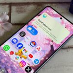 Um Galaxy S26 Ultra e um Galaxy S23 Ultra lado a lado com uma S Pen