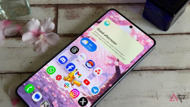 Um Galaxy S26 Ultra e um Galaxy S23 Ultra lado a lado com uma S Pen