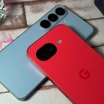 Um smartphone Galaxy S26 cercado por emojis raivosos e símbolos de fogo, sobrepostos com um carimbo vermelho 'CALM DOWN'