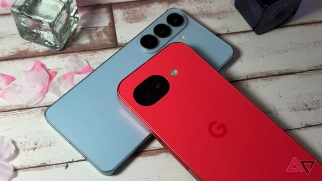 Um smartphone Galaxy S26 cercado por emojis raivosos e símbolos de fogo, sobrepostos com um carimbo vermelho 'CALM DOWN'