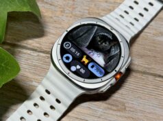 O Galaxy Watch Ultra 2 receberá uma grande atualização de conectividade Samsung Galaxy Watch Ultra sentado em um tênis de ginástica mostrando o Samsung Health Tile