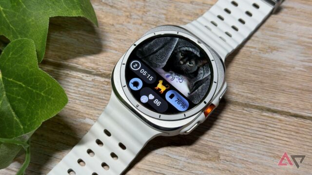Samsung Galaxy Watch Ultra sentado em um tênis de ginástica mostrando o Samsung Health Tile 