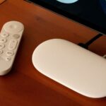 Renderização do Google TV Streamer em sua opção de cor avelã contra um fundo branco.