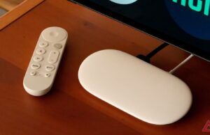 O Google TV Streamer acaba de ter um corte de preço que o torna extremamente tentador Renderização do Google TV Streamer em sua opção de cor avelã contra um fundo branco.