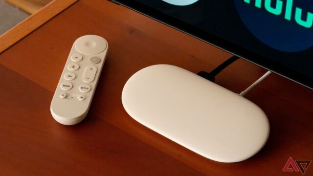 Renderização do Google TV Streamer em sua opção de cor avelã contra um fundo branco.